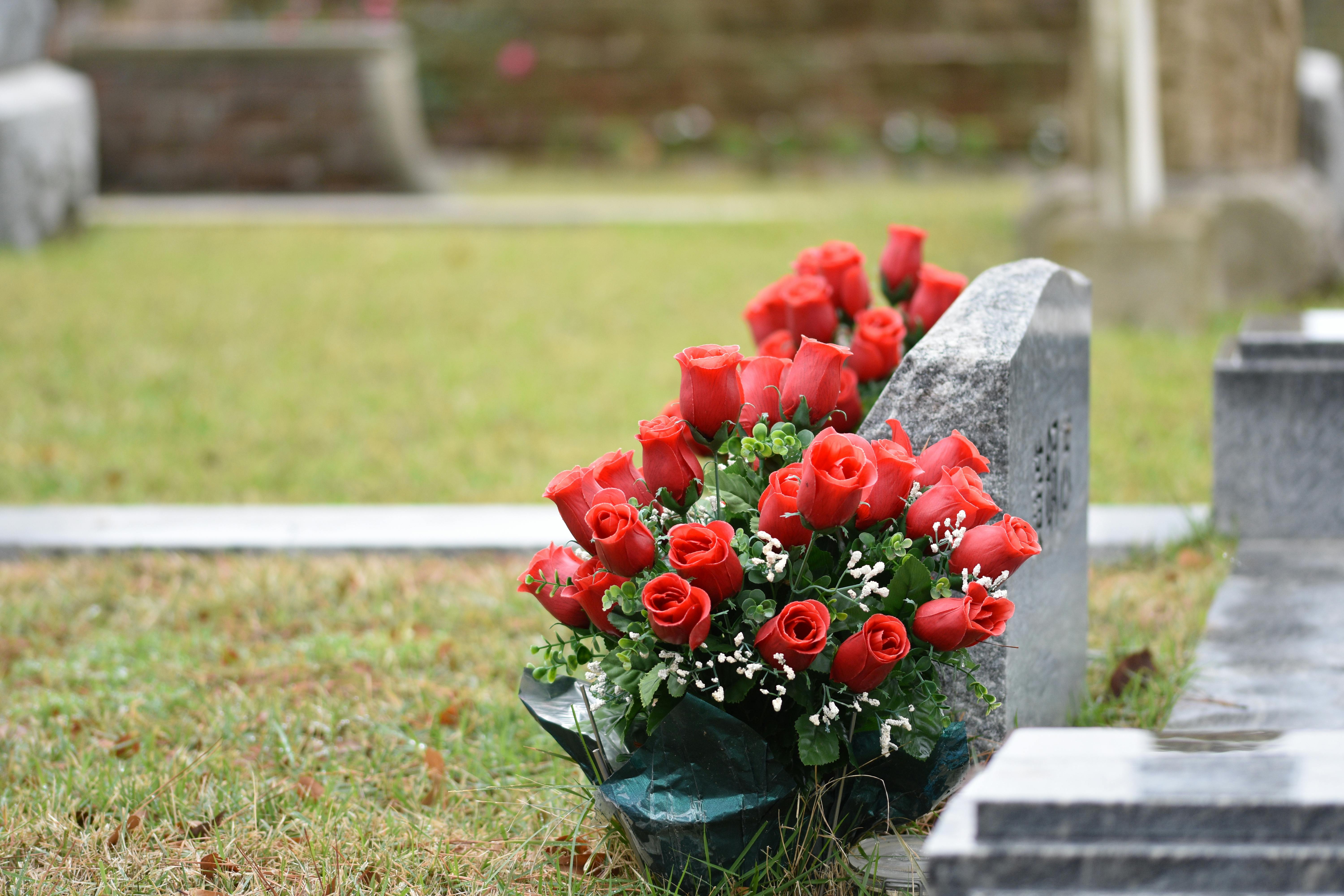 Tombe entretenue avec des fleurs